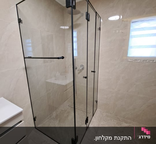 מקלחון זכוכית בחדר אמבטיה מודרני עם אריחים בהירים